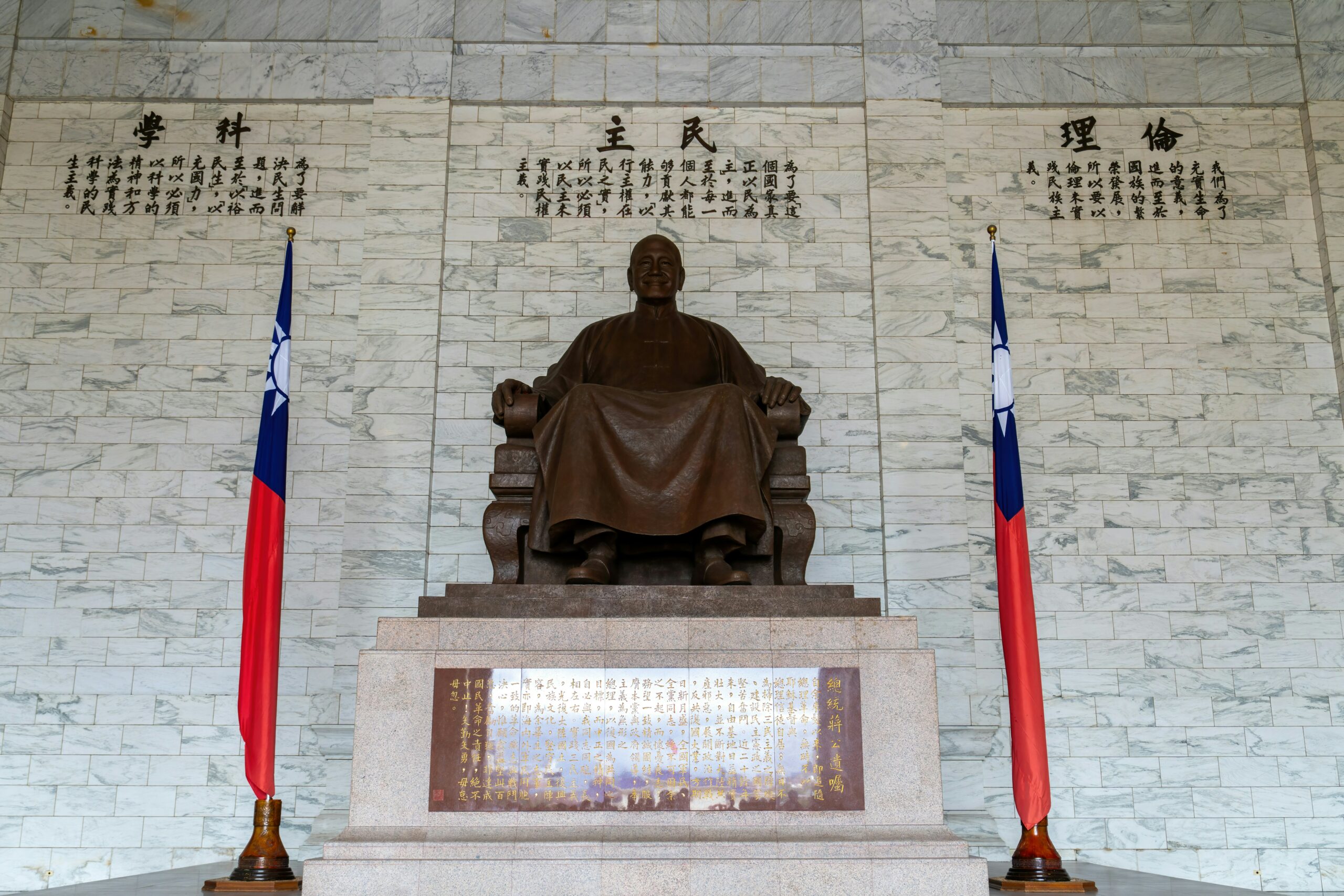 Memorial Statue Honors Late Taiwanese Star on Anniversary